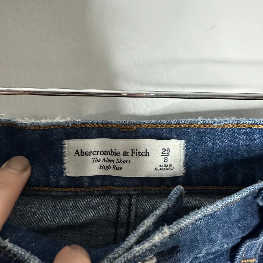 Abercrombie & Fitch The Mom Short Women 29/8 Blue EUC High Rise Distressed Denim